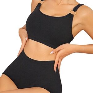 Elegant Black Ribbed Sports Bra